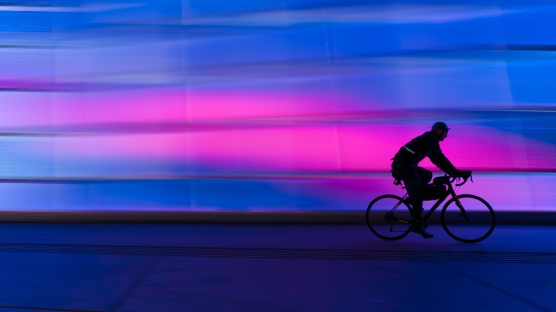 Foto von Flo Maderebner: https://www.pexels.com/de-de/foto/silhouette-der-person-die-auf-pendlerfahrrad-reitet-623919/